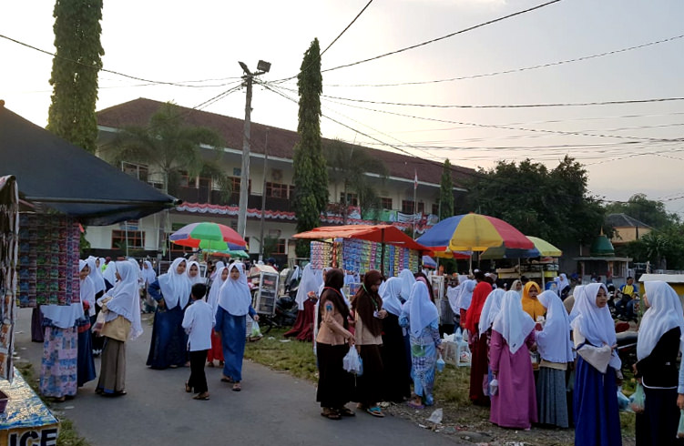 BERBURU TAKJIL: Suasana sore hari menjelang berbuka di Ponpes Al-Qodiri Jember. Para santri mencari kudapan di pedagang yang berjualan di lingkungan pesantren sebagai hidangan berbuka puasa.