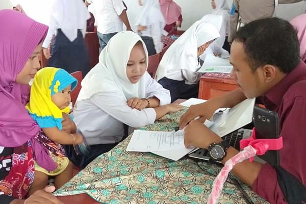 DISERBU PENDAFTAR: Panitia Penerimaan Peserta Didik Baru (PPDB) di SMK Islam Bustanul Ulum (IBU) Pakusari diserbu pendaftar di hari pertama.