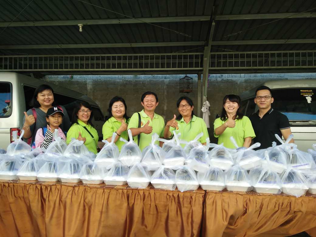 BERBAGI KASIH: Pengurus dan jemaat GKT Jember ikut membagikan takjil. Kegiatan ini sudah berlansung selama empat tahun terakhir saat bulan Ramadan.