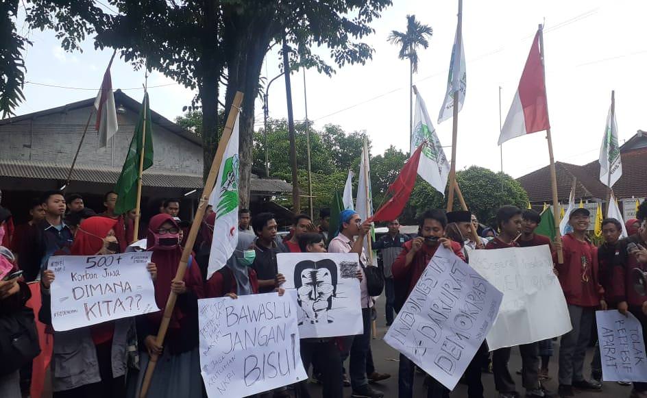 AKSI DAMAI: Sejumlah mahasiswa dari tiga elemen turun ke jalan. Mereka menggelar aksi damai dan menyerukan agar tak ada pembungkaman demokrasi di Indonesia.