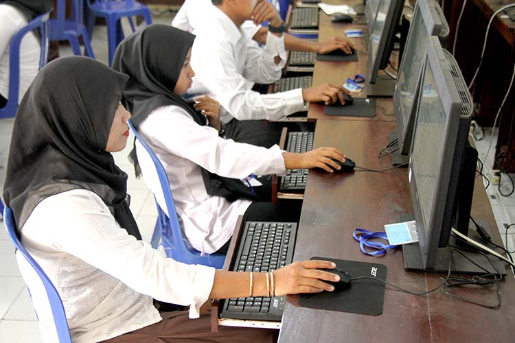 TETAP SEMANGAT: Peserta Ujian Nasional Berbasis Komputer (UNBK) Paket B dari PKBM Kartini Tempurejo saat mengikuti di ruang Laboratorium SMPN 1 Jenggawah.