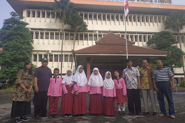 SISWA BERPRESTASI: Keempat siswa Lumajang yang lolos seleksi untuk mengikuti OSN. Mereka bakal mewakili Jawa Timur di ajang sains tingkat nasional tersebut.