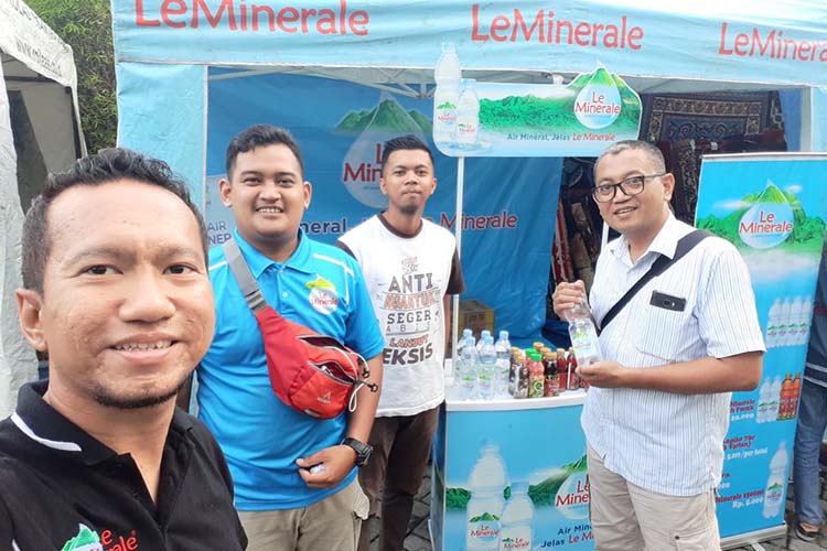 IKUT MERIAHKAN JOGED: Booth Le Minerale dari Mayora ketika ikut memeriahkan gelaran Jember Obral Gede (Joged) Ramadan. Le Minerale dikenal sebagai produk air mineral dengan kandungan mineral alami.
