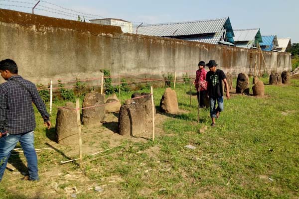 BENTUK PROTES: Akitivis pecinta cagar budaya di Bonwoso memasang pagar rafia di kawasan benda cagar budaya berupa batu megalitikum di Pekauman, Grujugan.