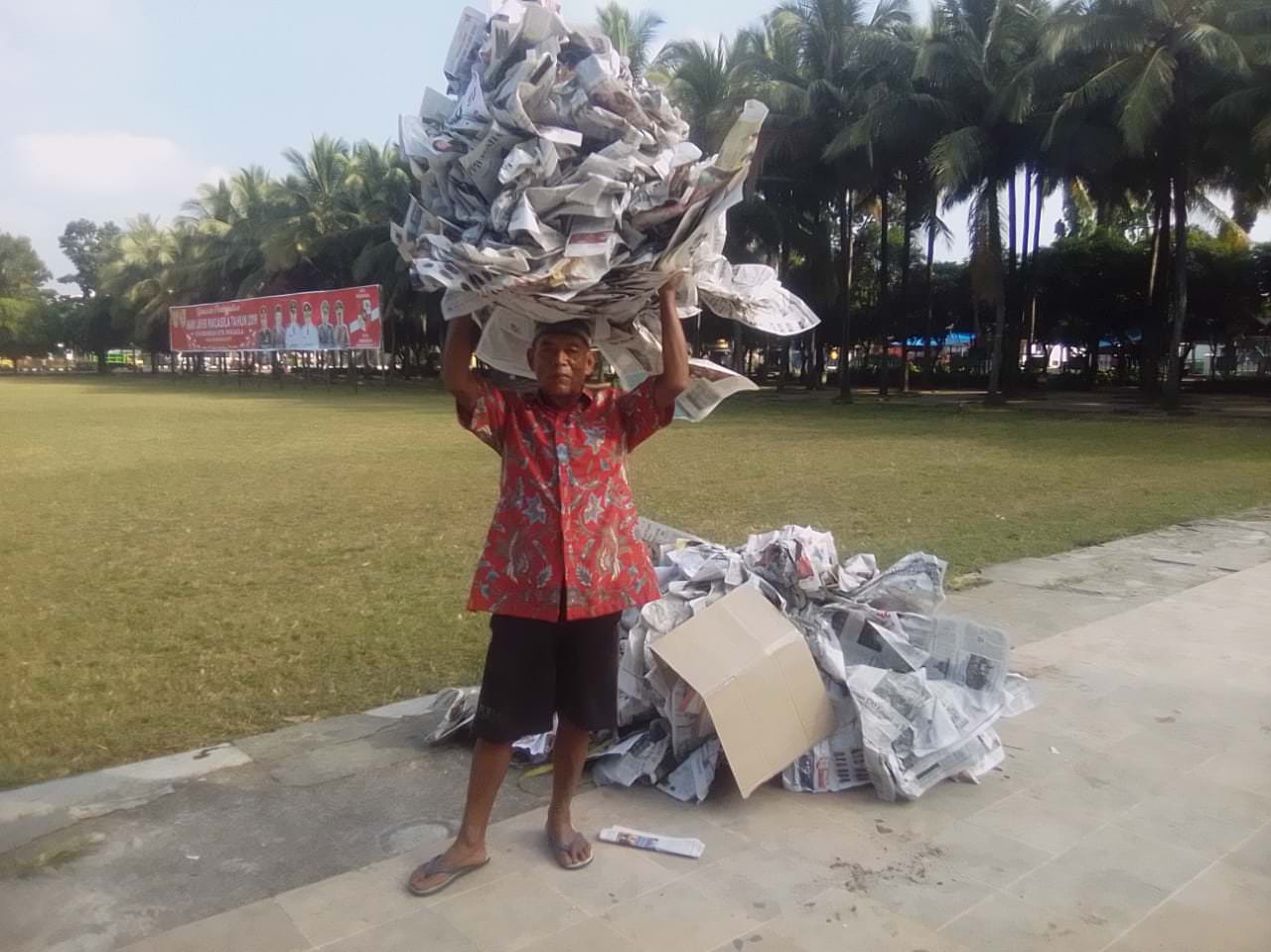 TAMBAHAN REZEKI: Sejak 10 tahun lalu, Taufik Babun, rutin mengumpulkan koran bekas seusai Salat Id di Masjid Jamik Al-Baitul Amin Jember.