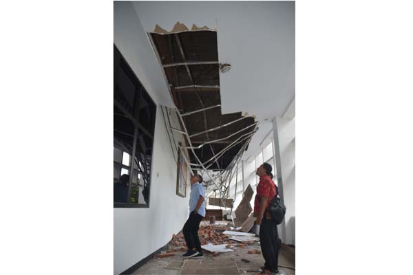 MASIH RUSAK: Atap lantai dua depan ruang bupati di Pemkab Jember belum diperbaiki