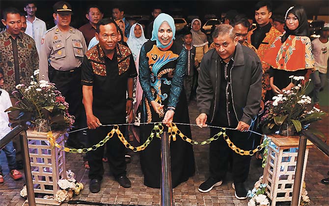RESMI BEROPERASI: Bupati Jember dr Hj Faida memotong pita saat meresmikan Dira Funtastic Night di Kencong.