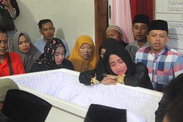 KEHILANGAN SOSOK PANUTAN: Sebagai putri bungsu, Dewi Persik dikenal cukup dekat dengan ayahnya, almarhum AKP (Pur) Moch Adil.