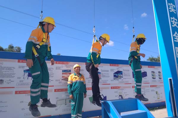 BERGELANTUNGAN: Sejumlah karyawan PT Semen Imasco berlatih menggunakan sabuk dan tali pengaman ketika bekerja di ketinggian. Simulasi penggunaan alat pelindung diri ini dilakukan di sarana pelatihan pekerja yang ada di kawasan pembangunan pabrik. 