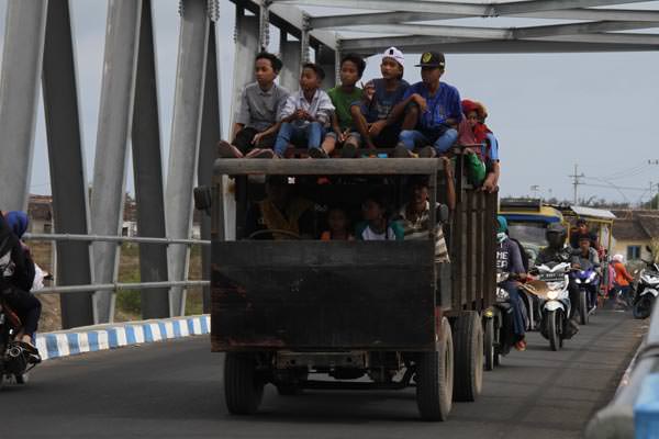 BERBAHAYA: Grandong atau truk rakitan digunakan untuk mengangkut orang di wilayah Puger. Selain tak layak jalan, angkutan jenis ini juga menyalahi aturan lalu lintas.