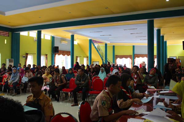 BANYAK YANG BINGUNG: Peserta ketika melakukan pendaftaran offline di SMAN 2 Lumajang. Mereka banyak bingung dengan sistem yang diterapkan dua tahun terakhir ini