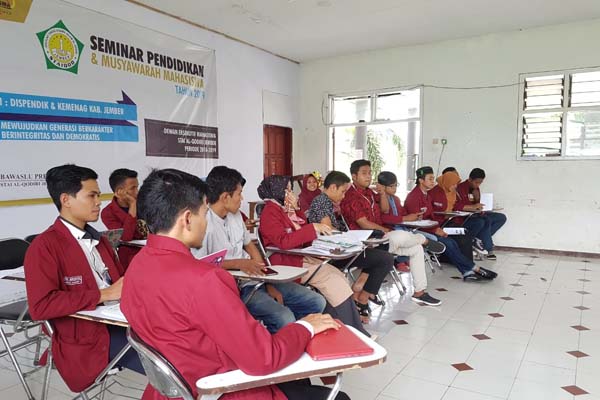 BERTRANSFORMASI: Mahasiswa STAI Al-Qodiri tengah berdiskusi di sela-sela kegiatan kampus. Periode ini kampus yang berada di kompleks Pondok Pesantren Al-Qodiri ini menyiapkan berbagai syarat untuk beralih status menjadi institut.