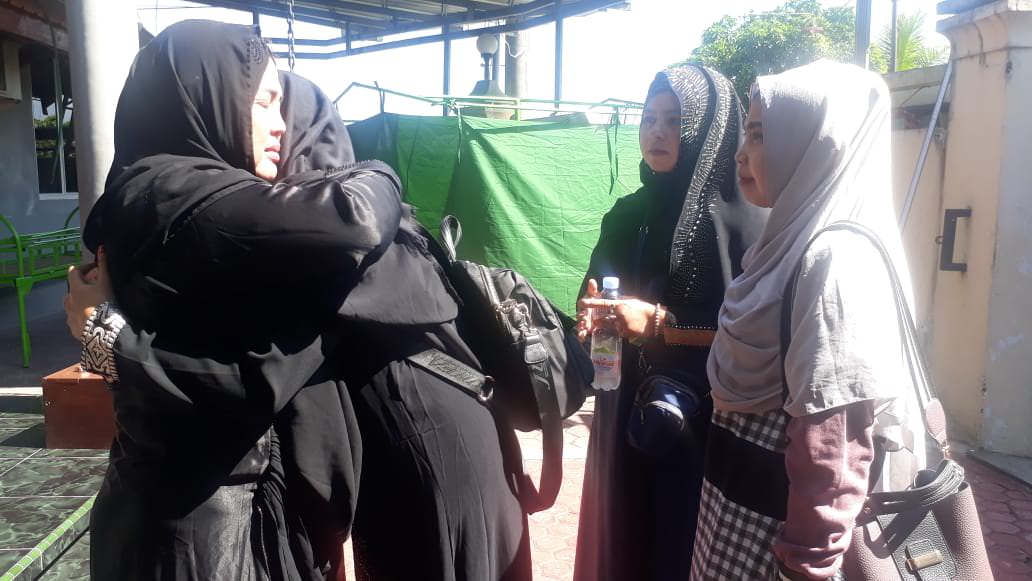 SAMPAIKAN BELA SUNGKAWA: Kerabat dan keluarga almarhum AKP Purn H Moch Adil, ayahanda Dewi Persik, mulai berdatangan ke rumah duka. Rencananya jenazah almarhum akan dimakamkan di daerah Vila Cempaka, Kelurahan Kebonagung, Kaliwates, siang ini.