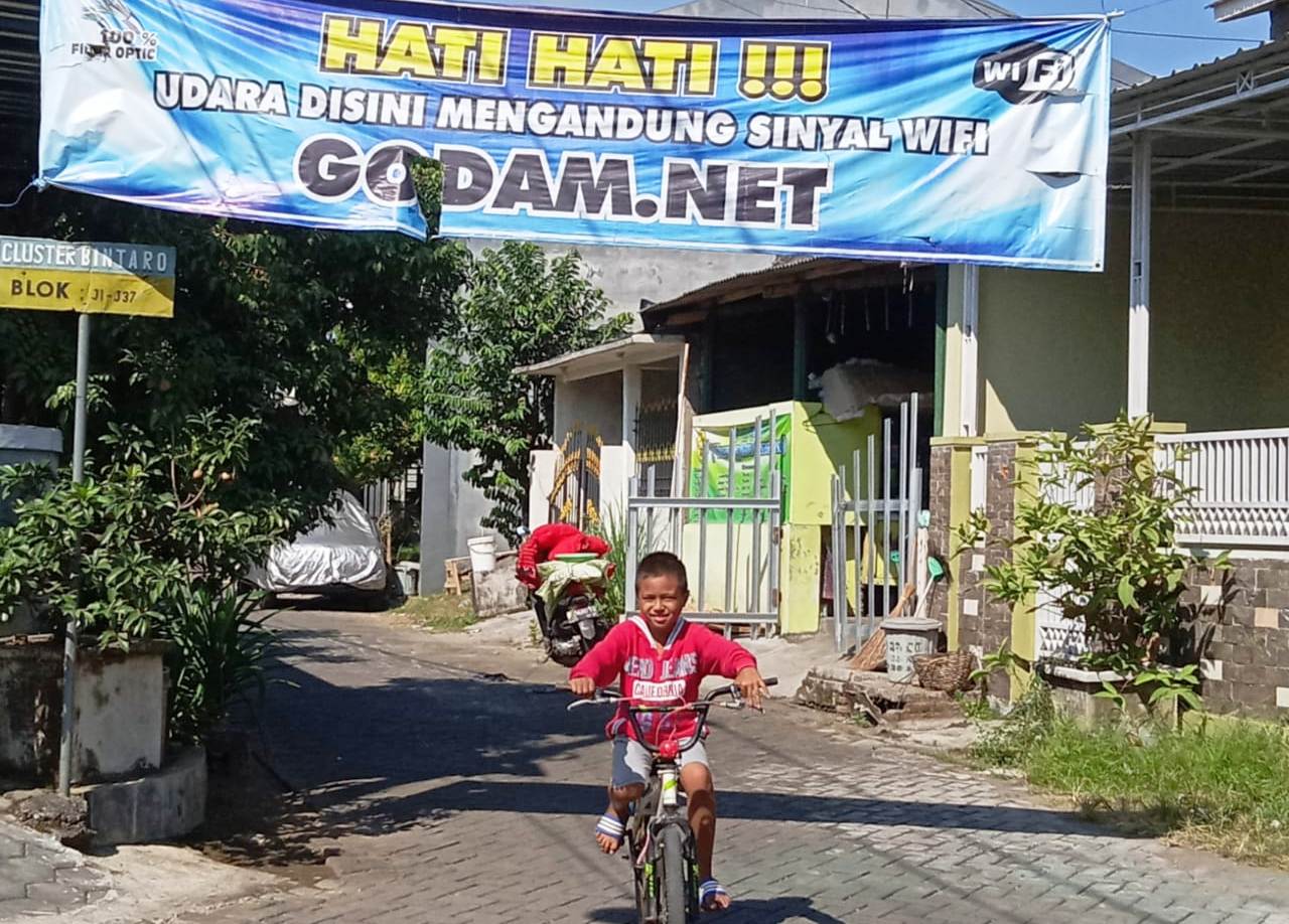 MANFAATKAN TEKNOLOGI: Selama ini warga Perumahan Puri Bunga Nirwana menggunakan jaringan wifi untuk mengamankan lingkungan. Saluran internet nirkabel itu membuat warga betah berjaga di pos ronda.