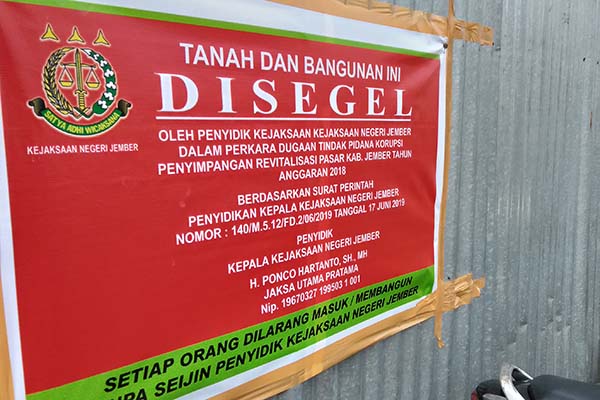 DISEGEL: Pasar Manggisan, Tanggul, diberi tanda penyegelan oleh Kejari Jember. Ini adalah tindak lanjut penyidikan yang dilakukan kejaksaan untuk mengungkap dugaan korupsi pembangunan pasar di Jember.