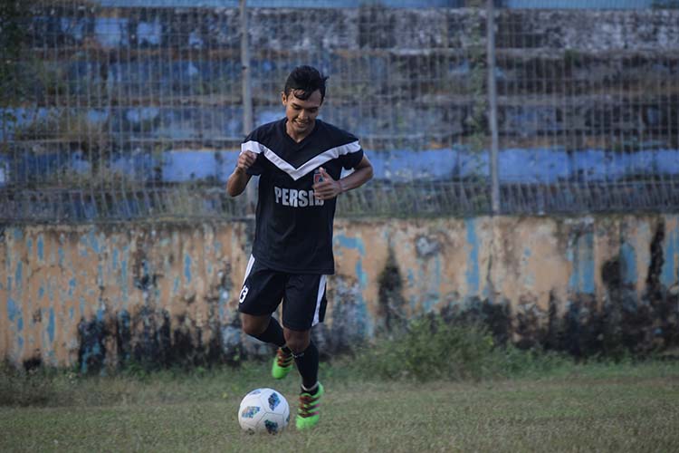 KEMBALI KE NOTOHADINEGORO: Dedi Pranata, gelandang Persid Jember musim ini, kembali merumput di lapangan Stadion Notohadinegoro. Stadion ini sempat menjadi saksi bisu bagi dirinya kala menyabet gelar jawara bersama Jember United, 2014 silam.