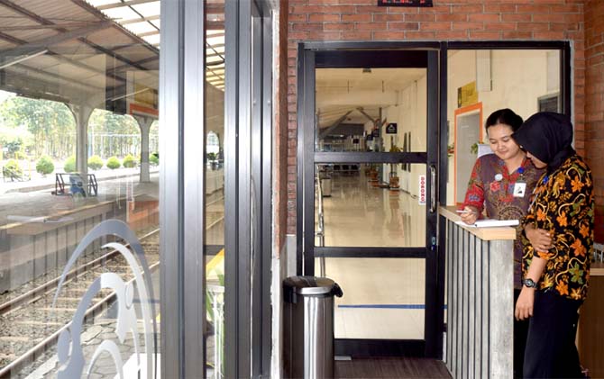 FASILITAS BARU : Stasiun Jember kini punya fasilitas baru, yakni Coworking Space. Fasilitas itu diperuntukkan bagi penumpang yang ingin menyelesaikan pekerjaannya dengan nyaman.