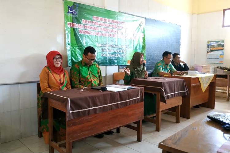 MENYIMAK: Sebanyak 52 tenaga pendidik SD KKG Gugus saat menerima materi terkait pemanfaatan perkembangan teknologi untuk pembelajaran.