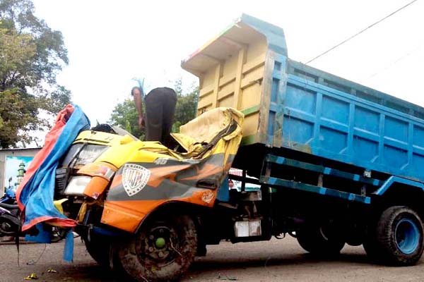 RUSAK PARAH: Truk bernopol N 1939 YE yang disopiri Alfiat, 32, rusak parah setelah menabrak pohon di Jalan Raya Dusun Krajan Selatan, Desa Gadingrejo, Umbulsari.