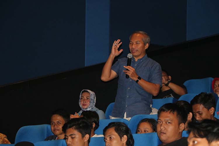 MENGAPRESIASI: Rektor Unej Moh Hasan yang ikut nonton film Bhako di bioskop Kota Cinema Mall, Jember.