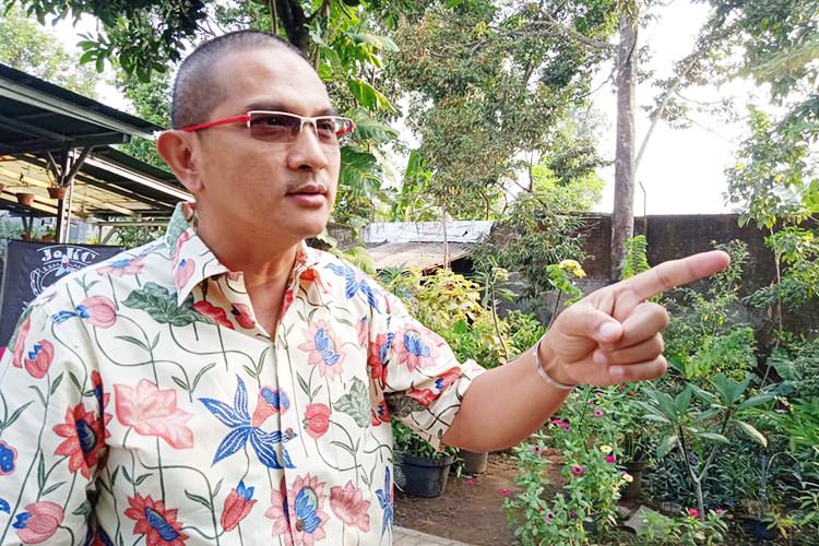 MENDATANGKAN KEUNTUNGAN: Febrian Kahar, salah seorang pencinta dan pembudi daya koi di Jember, merasakan geliat ekonomi masyarakat mulai terlihat berkat memelihara koi.