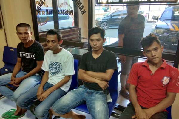 AKIBAT MINUMAN KERAS: Empat pemabuk digelandang ke Polsek Ambulu setelah mengeroyok seorang pemilik toko karena tak diizinkan meminta minuman keras.