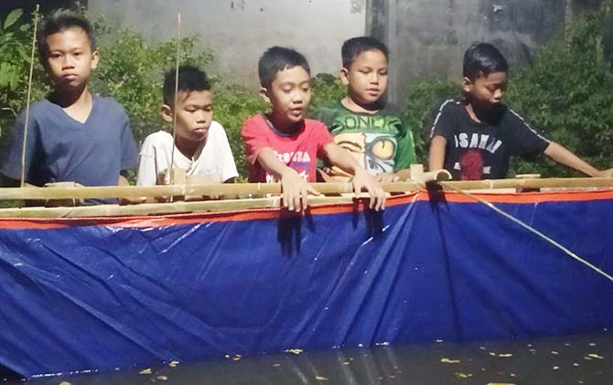 MERIAH: Lomba Mancing Agustusan di pinggir rel kereta api ini diminati oleh Mancing-Mania karena pendaftarannya murah meriah.