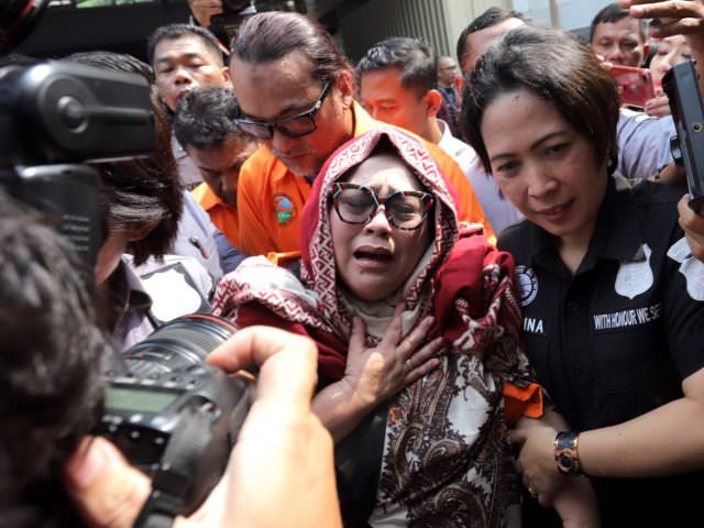 Tersangka kasus penyalahgunaan narkoba Tri Retno Prayudati alias Nunung (depan) dan July Jan Sambiran (belakang) menangis saat rilis kasus di Mapolda Metro Jaya, Jakarta, Senin (22/7/2019). Komedian Srimulat dan suaminya itu ditangkap pihak kepolisian den