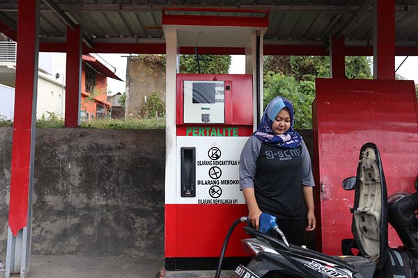 BUKAN PASTI PAS: Salah satu pom mini saat sedang melayani sepeda motor pembeli di Jalan Semeru, Sumbersari.