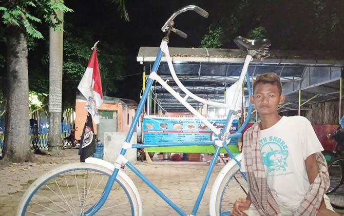 JADI DAYA TARIK: Kreativitas Ivan memodifikasi sepeda ontel mengundang perhatian banyak orang.