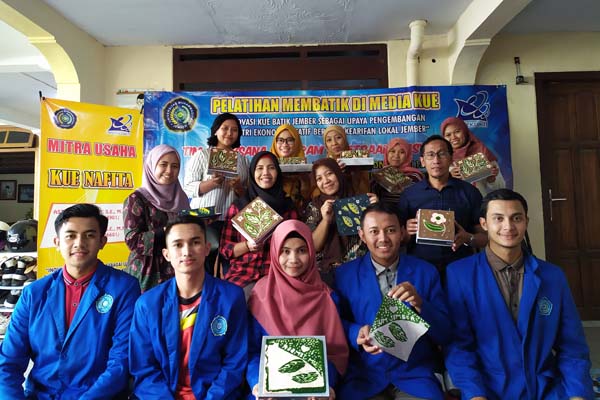 INOVATIF: Melalui program pengabdian masyarakat, mahasiswa dan dosen Universitas Muhammadiyah Jember mencoba mengenalkan inovasi kue batik kepada UMKM Jember.
