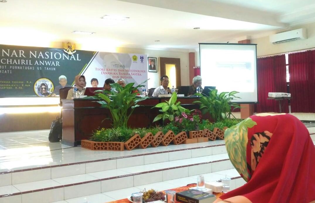 GURU BANGSA: Susana seminar nasional yang menjadi agenda pembuka Pekan Chairil Anwar di Aula FIB Unej.