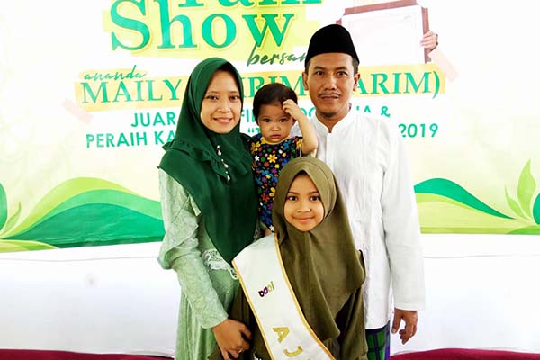 BANGGA: Mailya Ikrima (Arim/tengah) diapit pengasuhnya, Abd. Hakim dan Millah Kurnia, seusai talk show di QTC Pulosari