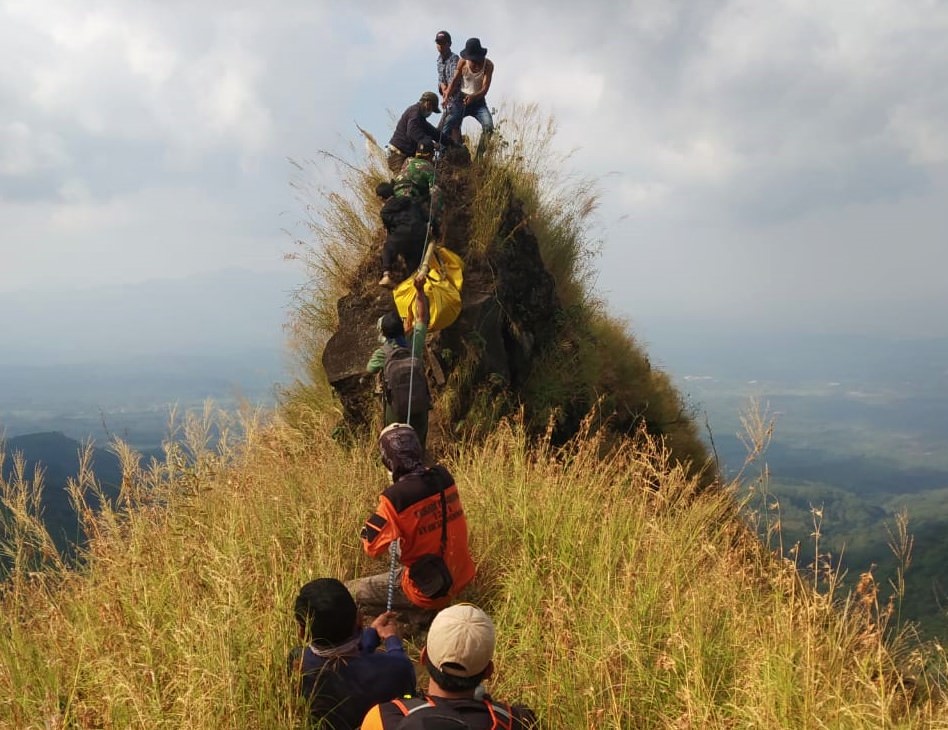 PANTANG MENYERAH: Basarnas Pos Jember turut serta membantu pencarian sekaligus evakuasi jasad Thoriq di Gunung Piramid, Bondowoso.