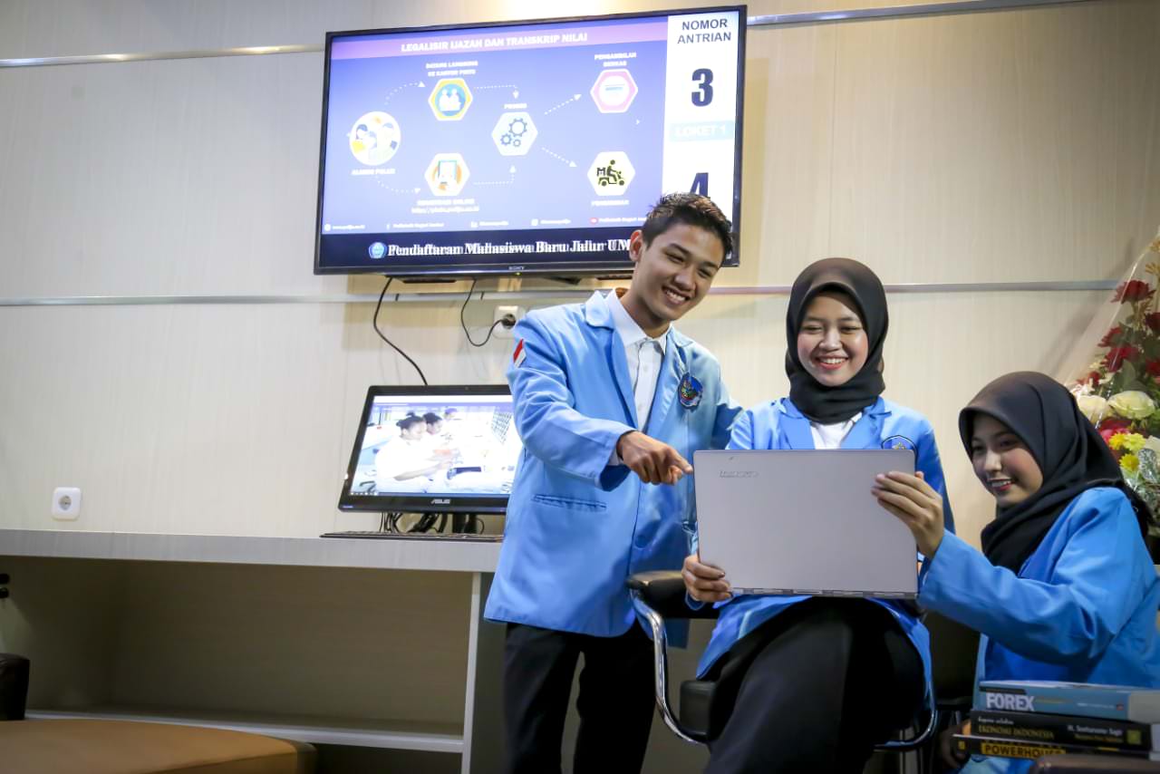 SEMAKIN MUDAH: Kini mahasiswa tak perlu repot-repot mengantre di kempus untuk daftar ulang. Seperti yang dilakukan mahasiwa Polije ini. Mereka cukup mengakses di laman yang telah disediakan.