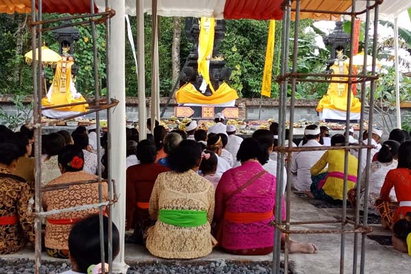 SAKRAL: Suasana perayaan Hari Raya Galungan yang digelar di Pura Swasti Dharma