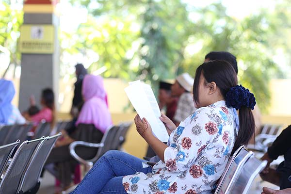 ANTRE MENDAFTAR: Seorang perempuan yang sedang mengantre di Pengadilan Agama Jember untuk mendaftarkan gugatan perceraian.