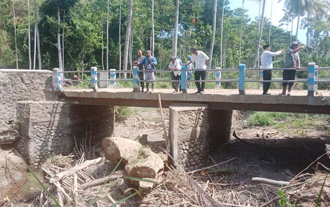 NORMALISASI SUNGAI: Kayu dan sampah yang menyumbat sungai dikeruk.