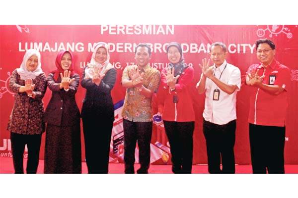 DIRESMIKAN : Bupati Thoriqul Haq ditemani GM Witel Pasuruan Meyla Kusumadiarti, OSM Divre V Jatim Sinung Wibowo dan Kakandatel Lumajang Agung Purnomo meresmikan Modern Broadband City.