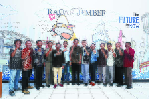 GUYUB: Sejumlah tokoh berpose bersama seusai diskusi Pilkades Damai Masyarakat Sejahtera di kantor Jawa Pos Radar Jember