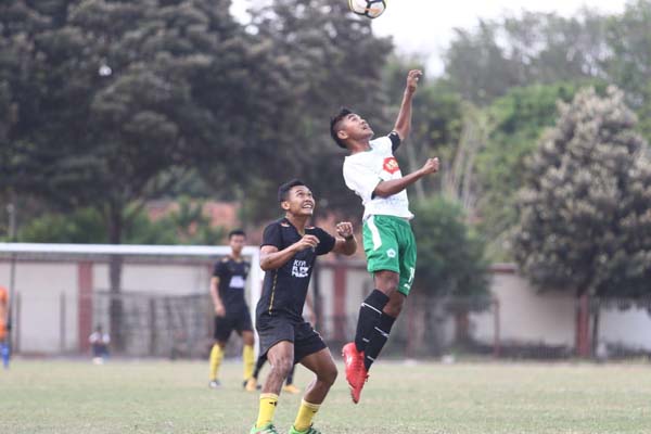 KALAH TIPIS: Pemain Persid Jember (hitam) saat berduel dengan pemain PSIL Lumajang (putih) dalam laga kemarin (25/8/2019) di Stadion Semeru Lumajang.