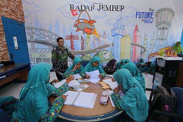 KUNJUNGAN REDAKSI: para pelajar SMP Al Ikhlas, Lumajang, begitu antusias belajar jurnalistik di kantor Jawa Pos Radar Jember. Setelah itu, mereka langsung menuju Temprina, tempat percetakan koran.