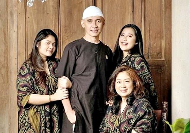 Potret Agung Hercules bersama keluarga. Agung Hercules meninggal dunia setelah melawan kanker Glioblastoma stadium 4. (Instagram Agung Hercules)