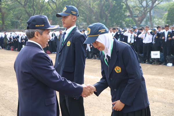 MELANTIK: Rektor Unej Moh Hasan saat melantik 7.948 mahasiswa baru