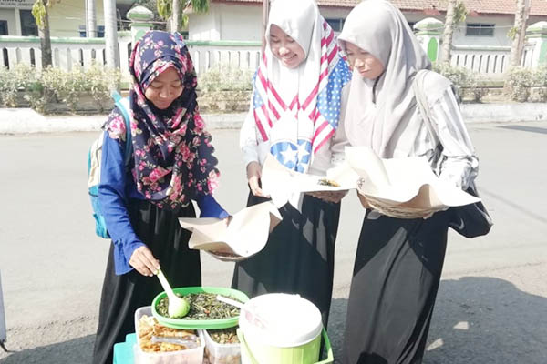 MAKAN GRATIS. Gagasan menarik dilakukan oleh sekelompok pemuda dari Dusun Durjo, Desa Karangpring, Kecamatan Sukorambi, dengan membuka Warung Edan dimana pembeli membayar makanan  dengan sholawat.