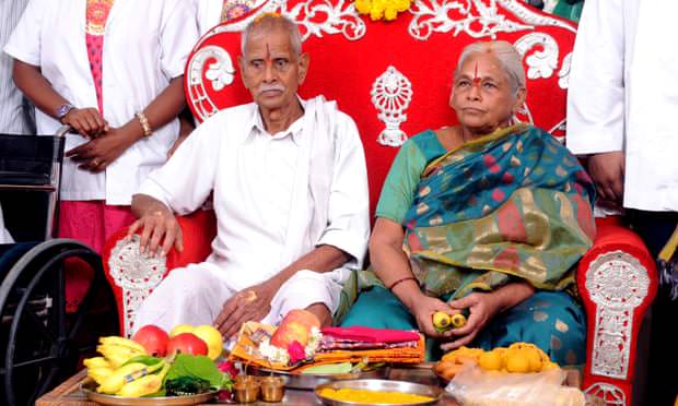 Erramatti Mangayamma bersama suaminya, E. Raja Rao ketika perayaaan penyambutan kelahiran bayinya beberapa waktu lalu. (The Guardian/India Photo Agency/SWNS)