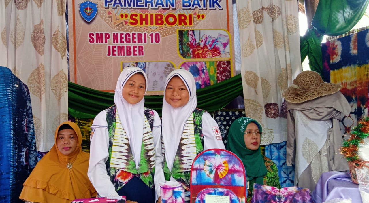 PAJANG KARYA SISWA: Produk anak didik SMP Negeri 10 Jember banyak menarik perhatian pengunjung festival HAM Internasional.