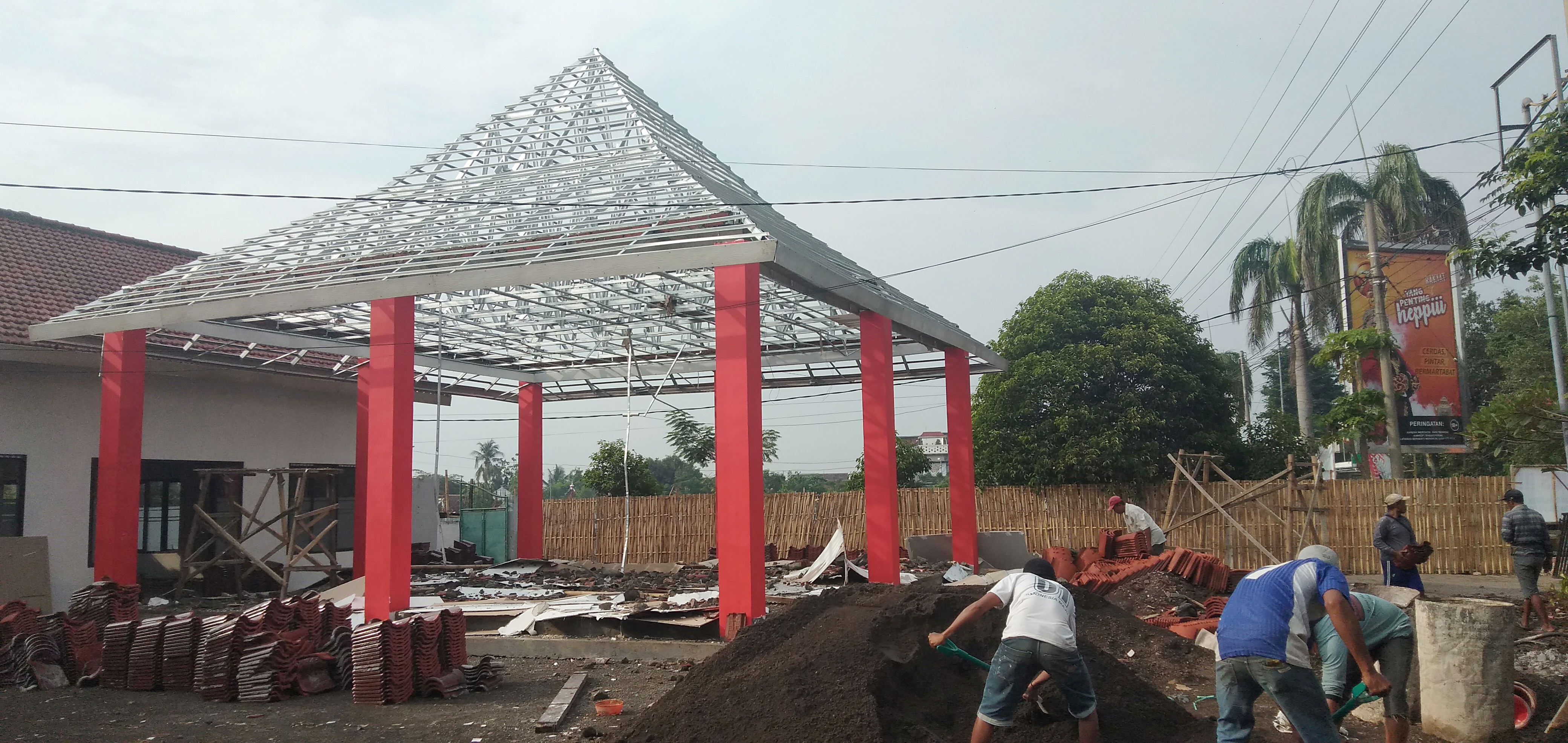 MENYISAKAN TEKA-TEKI: Kondisi bangunan Pendapa Kantor Kecamatan Balung seusai genting diturunkan, Sabtu kemarin.