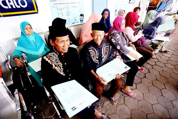 URUS KEIMIGRASIAN: Sejumlah pemohon paspor yang hendak berangkat haji dan umrah sedang mengantre di Kantor Imigrasi Kelas II Jember, kemarin (27/12).