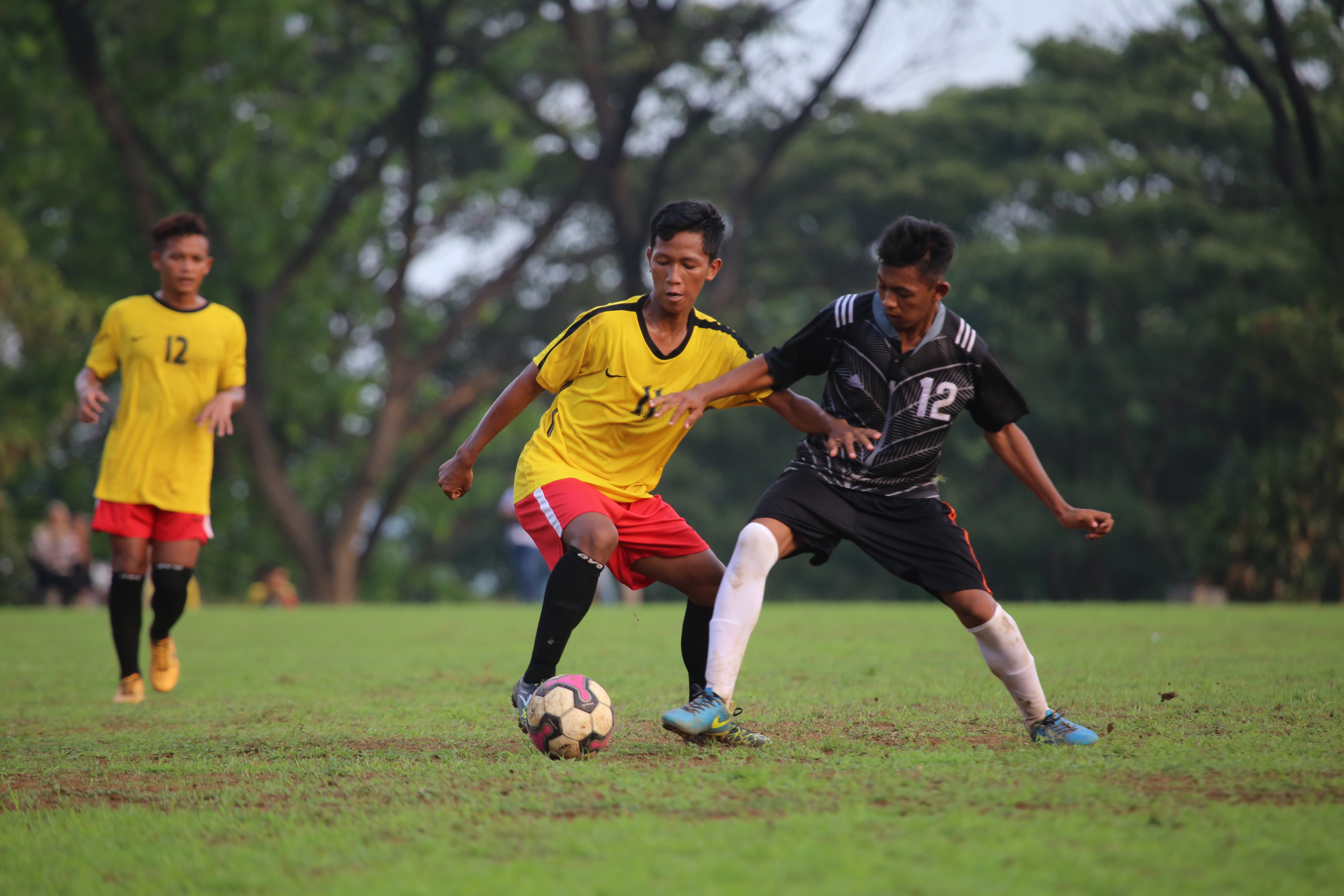 DUEL UDARA: Striker M Jefry, yang juga kapten SMAN Kalisat (kuning) rebutan bola dengan M. Iqbal dari SMAN Balung. Di final Liga Pelajar Piala Asskab PSSI Jember di Lapangan Brigif 9 Kostrad/Raider, kemarin (18/12) Kalisat juara setelah menang 2-0.